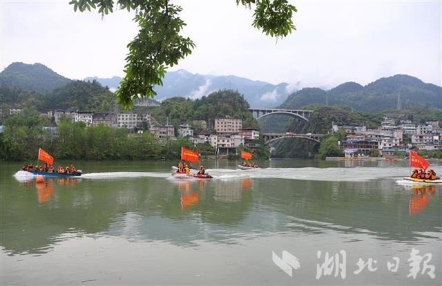周正勇)同一天,黄冈黄梅大队组织抗洪抢险突击队在黄梅县永安水库开展