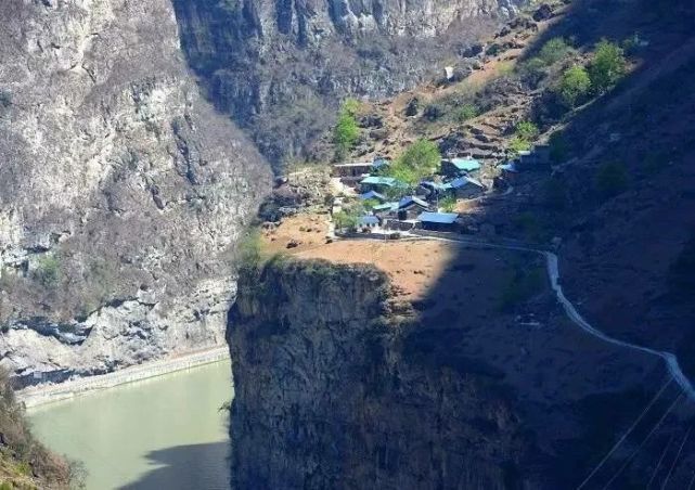 雲端上的大涼山懸崖村