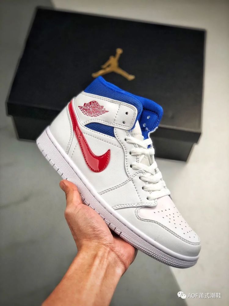 纯白的清新红蓝色设计,aj1mid红白蓝开箱实测!