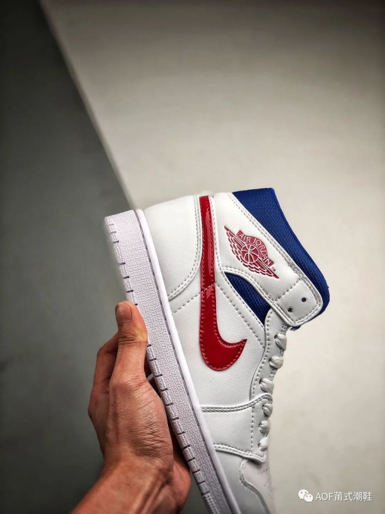 纯白的清新红蓝色设计,aj1mid红白蓝开箱实测!