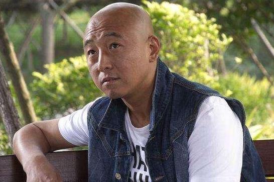 周晓鸥就出演了孙红雷的"吃瓜神剧"《征服》,饰演黑老大吴天