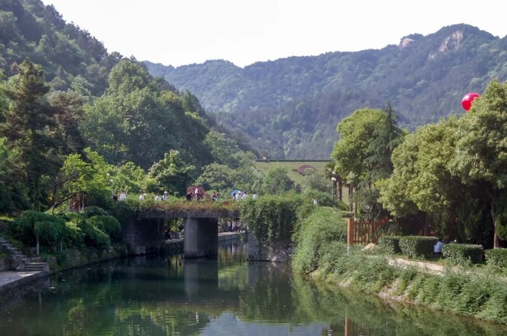 石门指黄陂区长轩岭镇石门山,木兰天池所在地,好如大别山的门户和锁钥