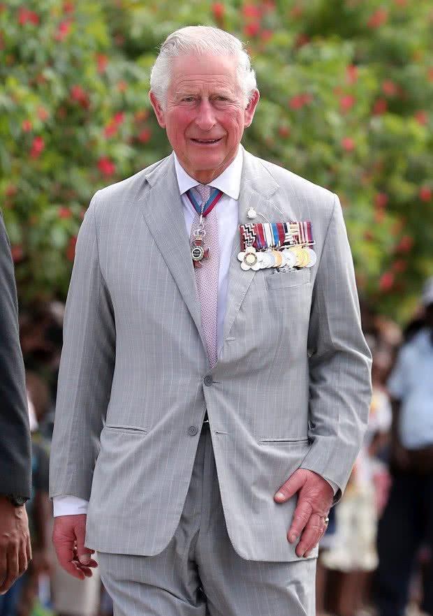 与此同时,女王的儿子查尔斯王子被隔离在苏格兰巴尔莫勒尔庄园的家中.