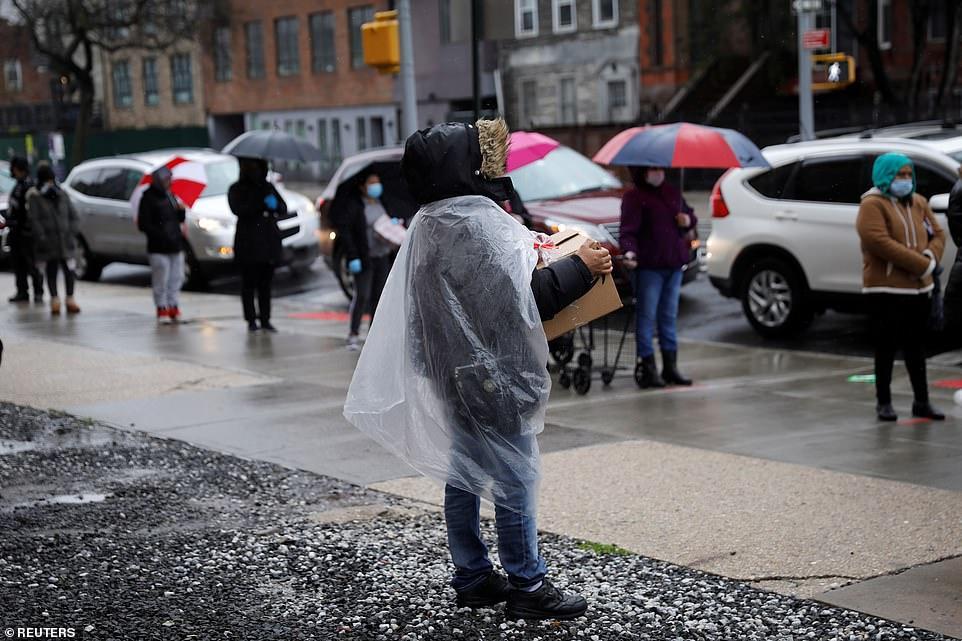 纽约遭疫情和失业双打击,800人雨中领救济,塑料袋挡雨狼狈不堪
