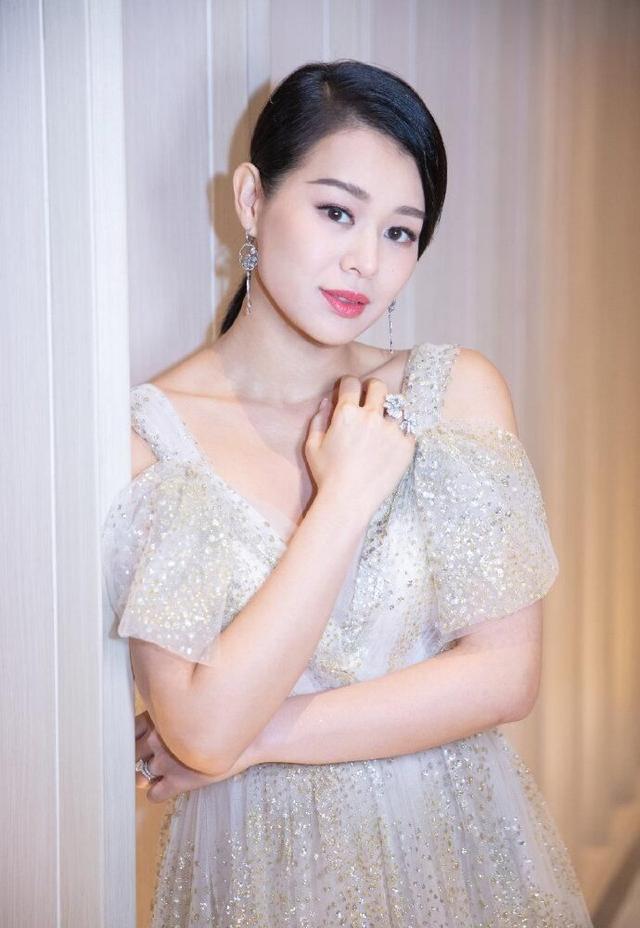 36岁的胡杏儿晒近照,穿"月光色"浪漫纱裙,辣妈仍不失少女感