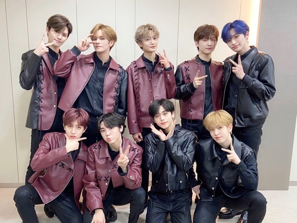 cravity现身 数十人为拍照全涌上"热到口罩下拉紧贴"