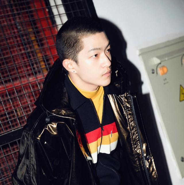 屈楚萧"寸头"发型帅气个性,搭配不同风格,潇洒又痞帅_腾讯新闻