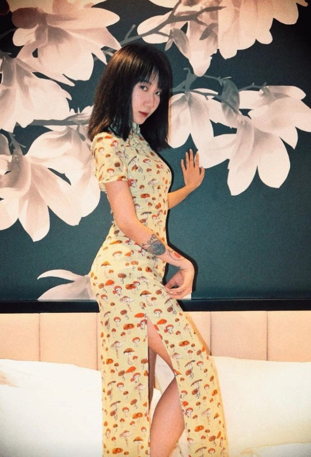 有种整容叫乃万穿旗袍满身蘑菇图案却秀出青你2最细的腰