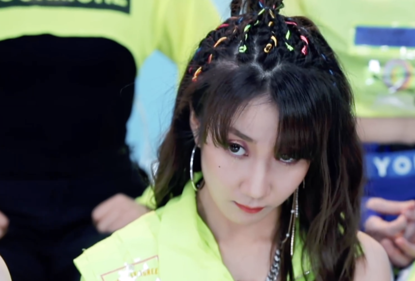 乃万获得第一镜头特意照在她的腿上看清后才知其中用意之深