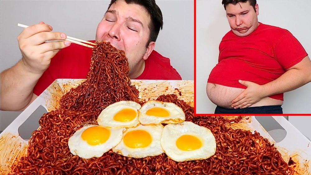 大胃王极限挑战25包黑豆面一口秒吞三包肚子都撑得圆滚滚的