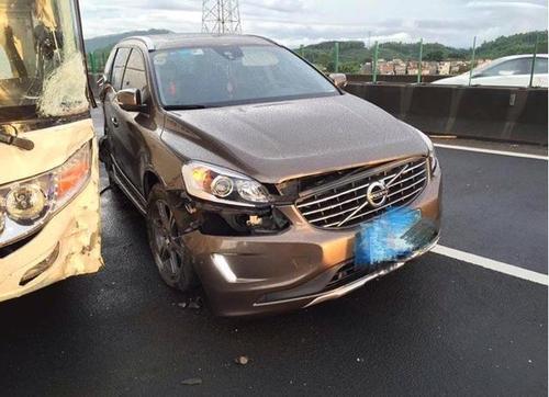 沃尔沃撞上大货车,现场让人颜面扫地,车主先发朋友圈