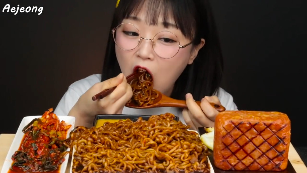 韩国吃货美女:20包爆辣黑豆面,搭配香肠煎蛋,大口吞咽真过瘾