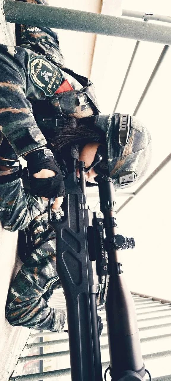 女狙击手伪装起来 那就两字冷酷_腾讯新闻