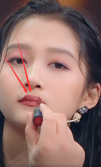 沈腾给关晓彤涂口红故意涂到唇部周围原来是为了遮瑕