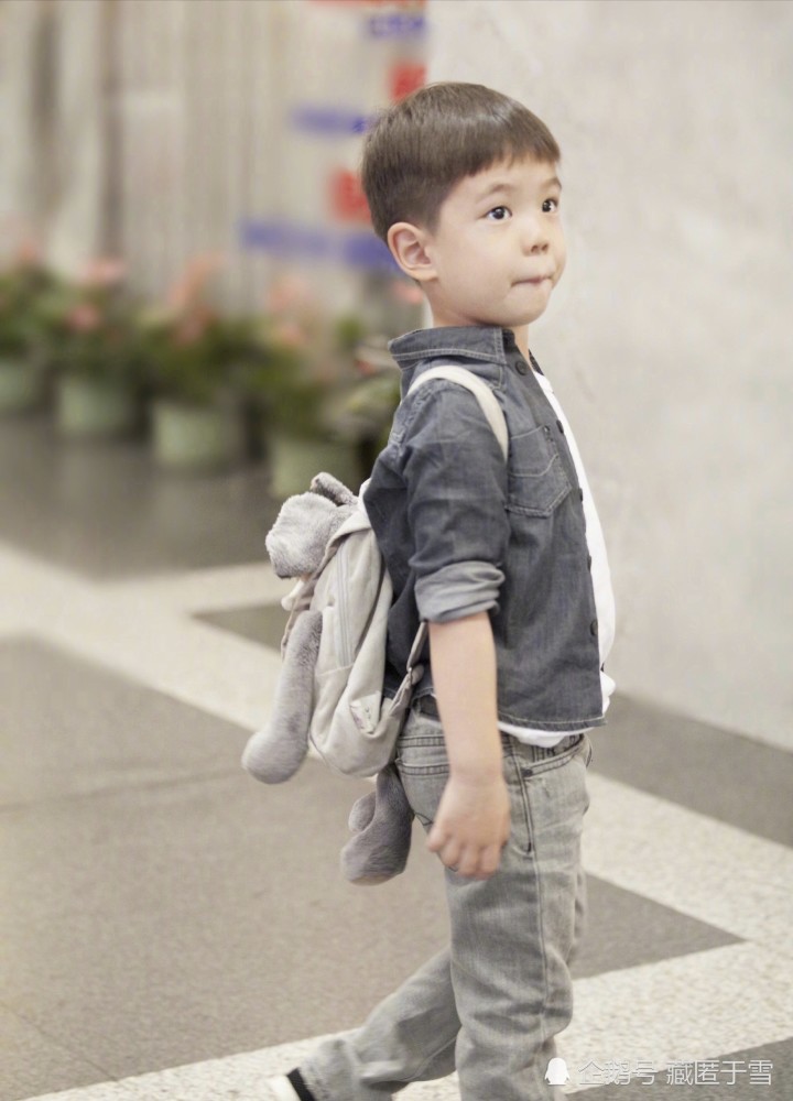 杜江闲着没事给嗯哼剪头发,一不小心剃光,小朋友一脸问号,剪完帅呆!