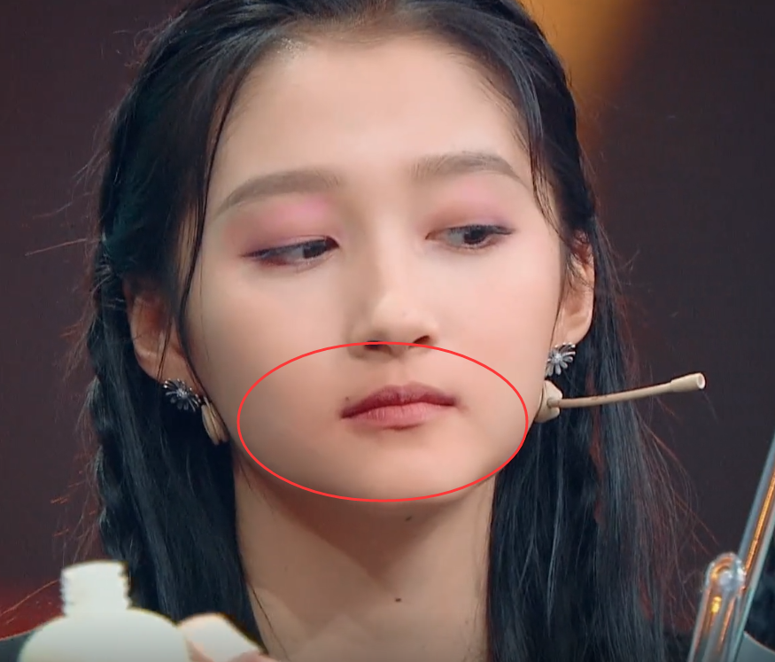 关晓彤口红画太丑,现场卸妆,看到她前后的对比,肤色差太真实了