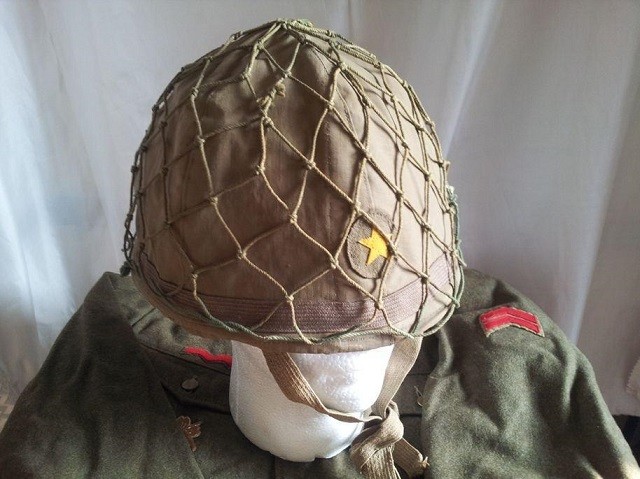 二战日本鬼子头盔上有一层网,是起什么作用的?