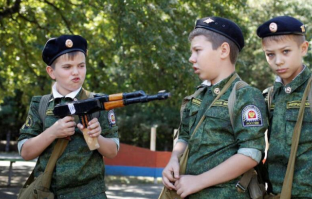 俄罗斯青年自小就接受军人文化的教育