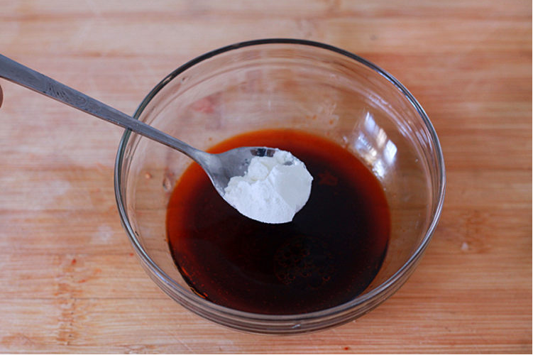 5,将糖,醋,盐,淀粉5g,生抽,红油,放入碗中,调和成均匀成宫保汁.