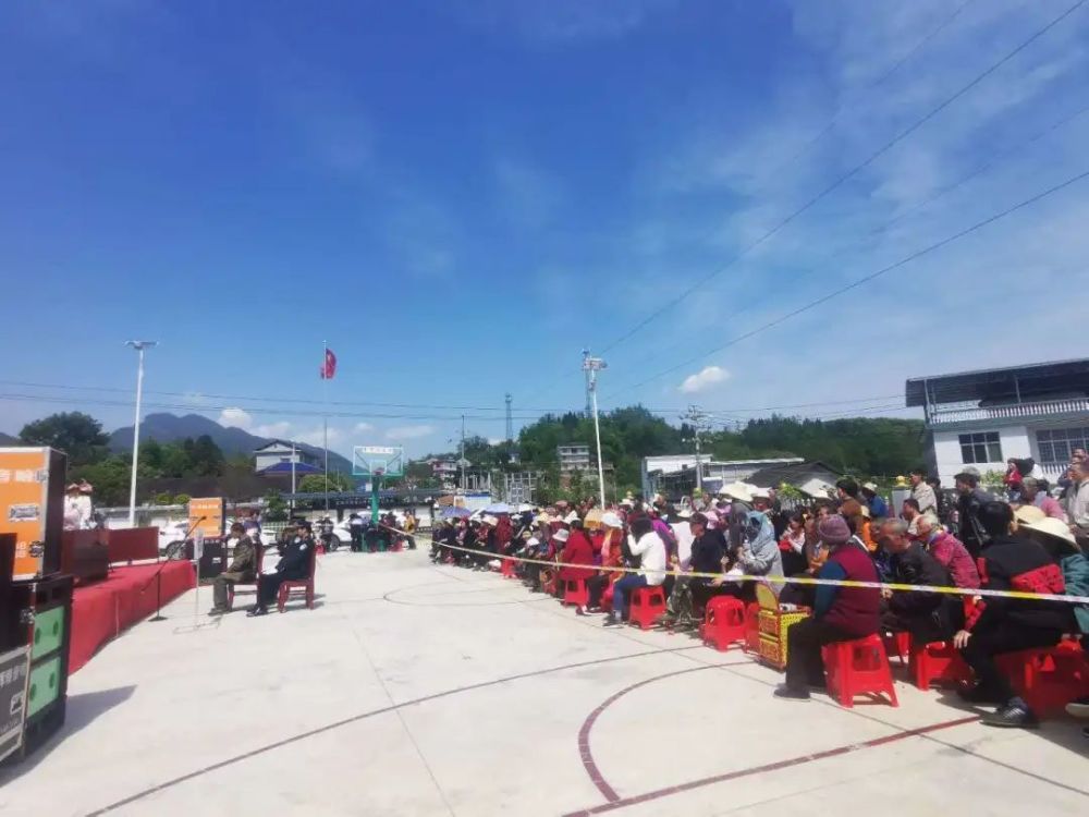 4月24日,桑植县人民法院在案发地桑植县官地坪镇金山坪村巡回开庭