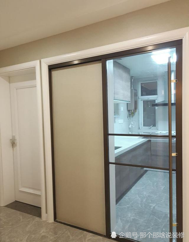 咱们先说厨房吧,一般厨房门洞比较开阔,都会使用推拉门,无论是单轨道