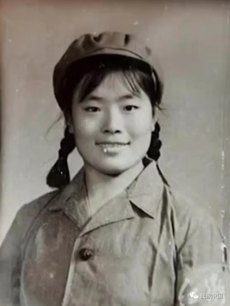 几天后,他们又找到了单秀荣的厂领导,建议应该让她去学声乐.