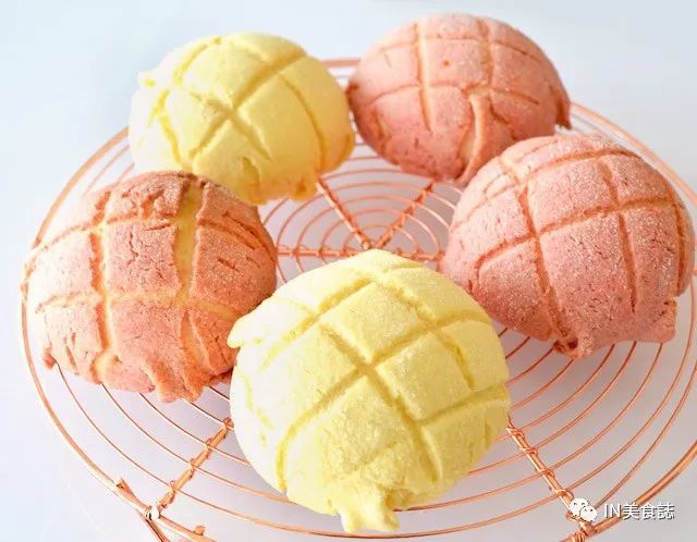 颜值非常可爱的,"双色草莓菠萝包