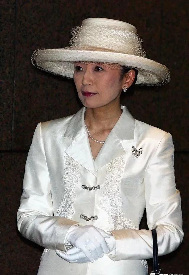 悲惨信子妃:嫁大10岁亲王遭家暴被轻视,抑郁患病,还与2女儿反目成仇