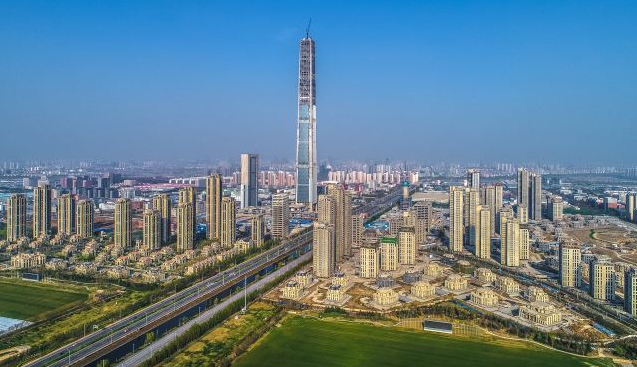 这一烂尾楼工程就位于我国天津市的西青区,就是高银117大厦,之所以