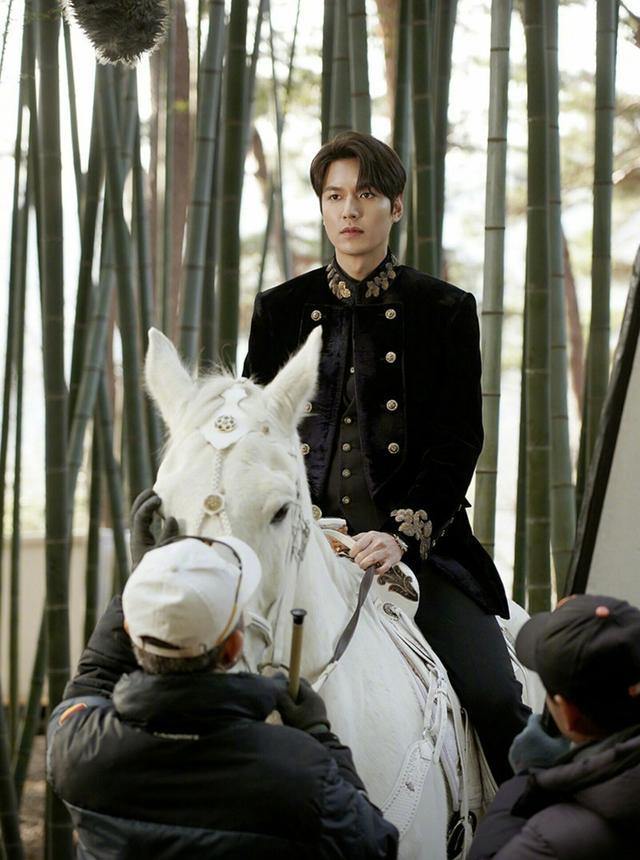 查看更多图片 >下面小编来给大家分析分析,李敏镐这一套骑马服的穿搭