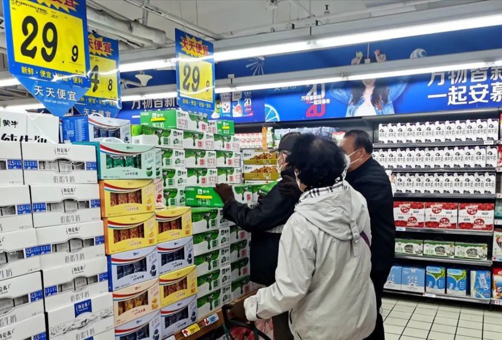 销售人员说,商场现有七八款进口纯牛奶,原价每盒都在10元以上,其中多