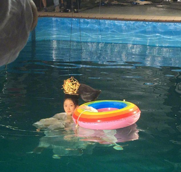 关晓彤拍摄落水戏妆容全无,看清她穿的鞋子后,活该22岁红成一线