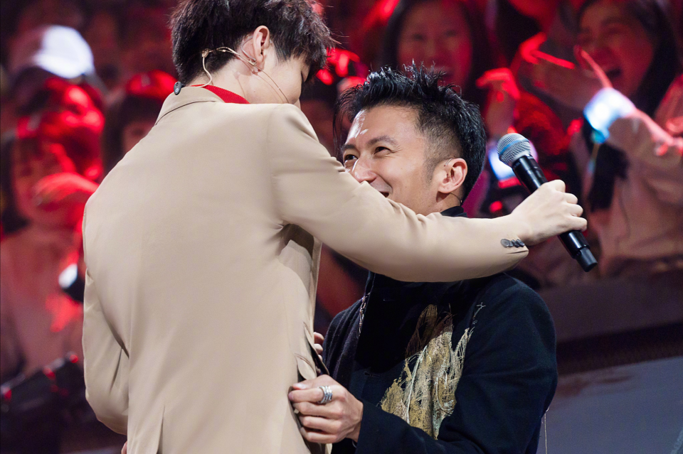 王俊凯壁咚谢霆锋,连忙解释却越描越黑,观众直呼想再看一次