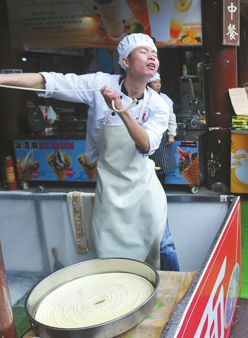 成都一根面小哥,因其拉面舞姿爆红,走红后他成了网络主播,坐拥 48 万