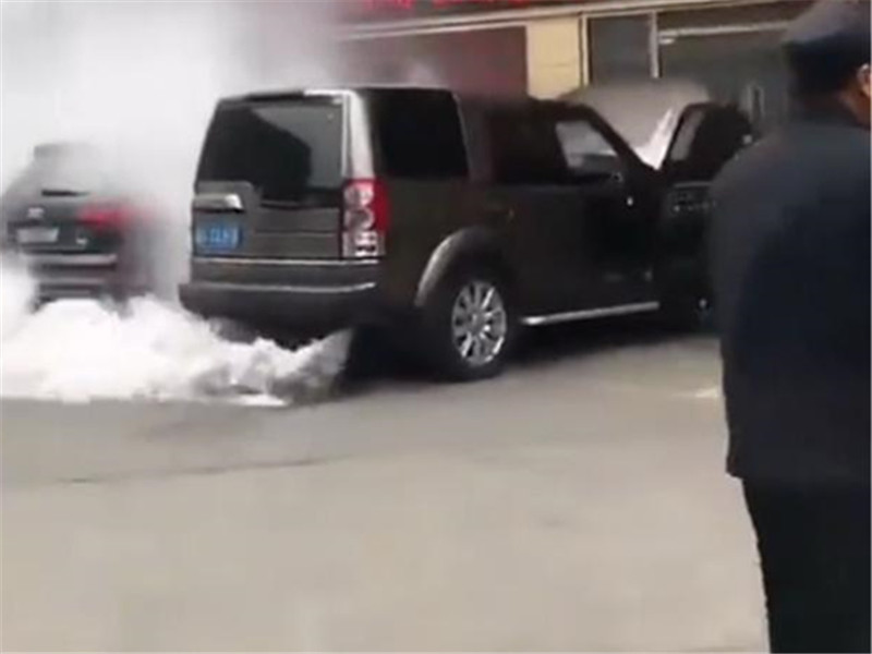 百万路虎成 烟雾制造机 好端端的 为何引擎盖和排气筒冒白烟 腾讯新闻