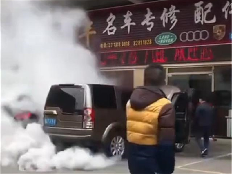 百万路虎成 烟雾制造机 好端端的 为何引擎盖和排气筒冒白烟 腾讯新闻