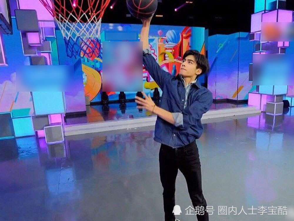 曾在综艺节目中展露扣篮实力的宋威龙,终于等来机会在篮球场上开工.