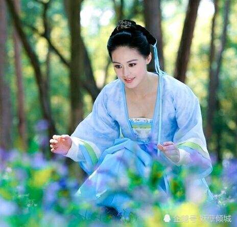 十五位古装蓝衣美人,躲过了元清锁,躲过了玉无心,却躲不了她!