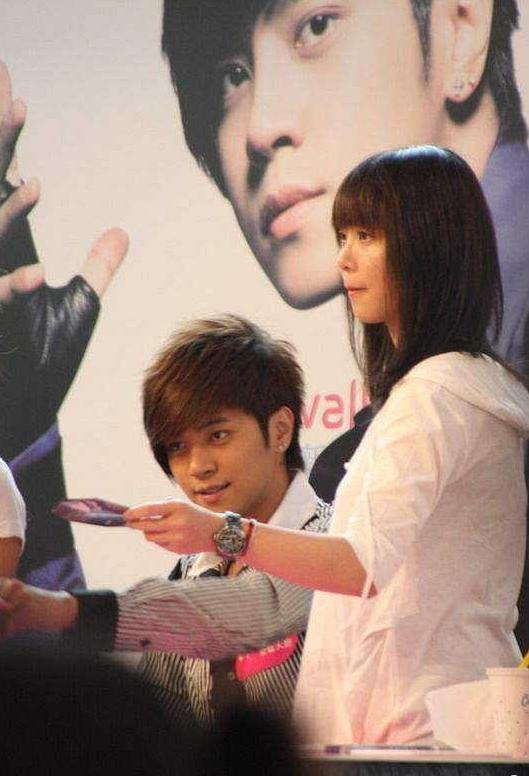 罗志祥|罗志祥首露面长发抢镜，其经纪人小霜低调生下女儿但婚姻状况不明