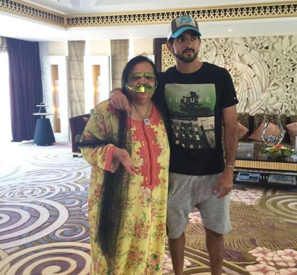 哈曼丹王子罕见晒照意外曝光奢华宫殿一身简约穿搭却接地气