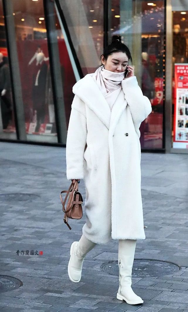 街拍:20个美女,清一色的白色高筒靴