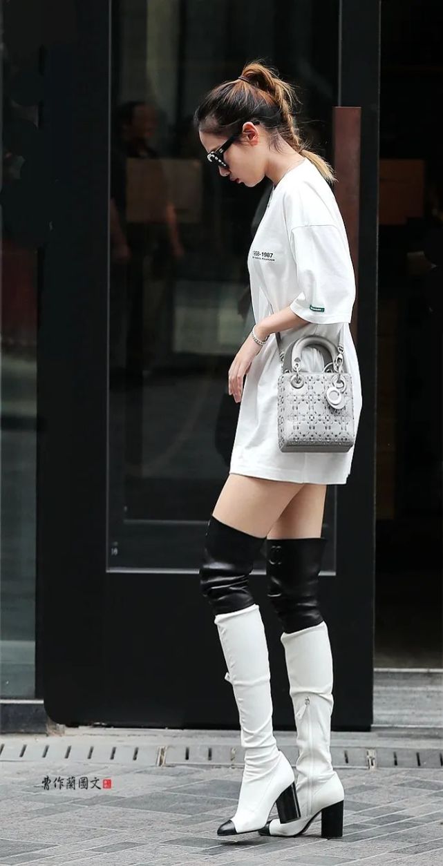 街拍:20个美女,清一色的白色高筒靴