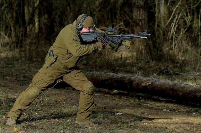 胡塞武裝的新武器無託pkp機槍配五百發彈鏈揹包俄軍都沒這麼玩過