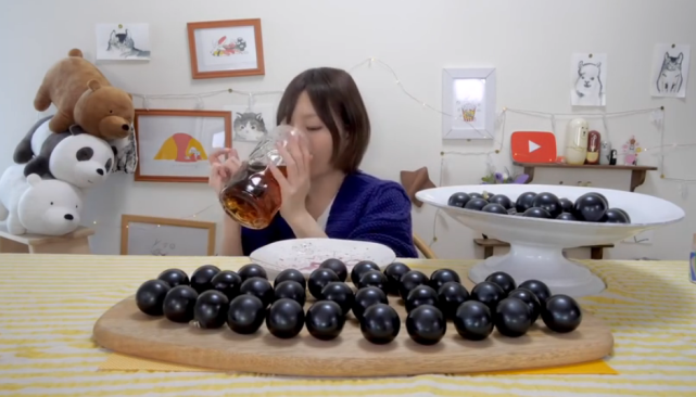 胃王吃100个"巨型"葡萄,粉丝嫌她穷,剥开后,网友:买不起|大胃王|小七