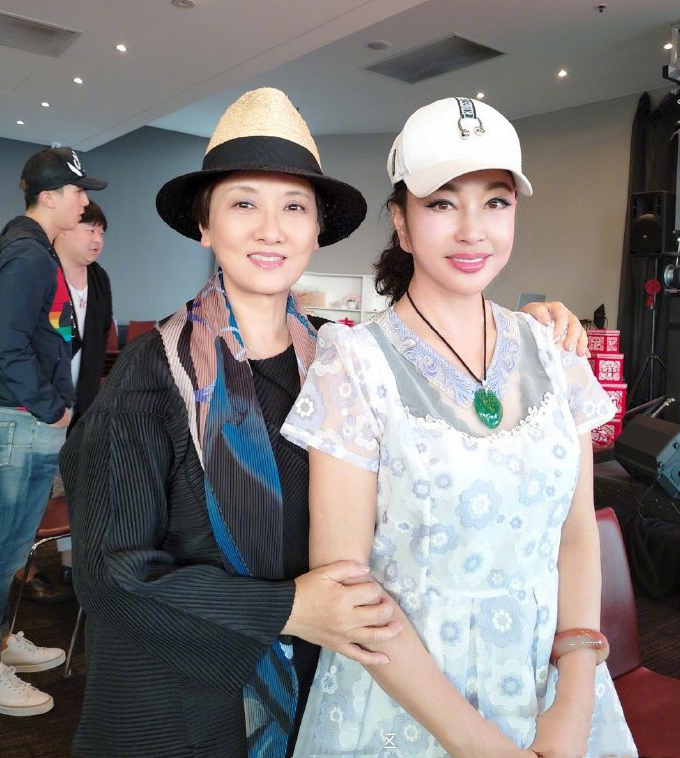 为什么女人要坚持化妆瞧60多的邓婕与刘晓庆同框结果很现实