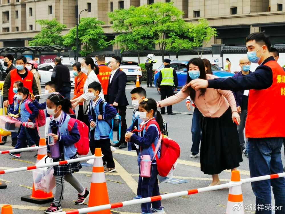 今天,一大批小学生开学了!