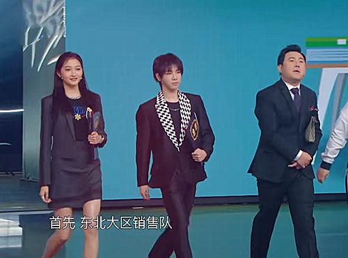 同样身高173cm,看到关晓彤与华晨宇身高差,网友:有人说谎!