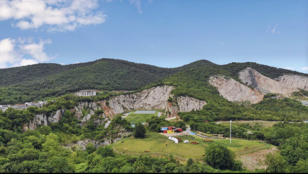 位于汤山国家旅游度假区内汤山山体南侧的矿坑公园,曾是汤山最大的