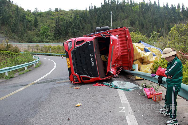 转弯时速度过快 大货车高速路匝道侧翻_腾讯新闻