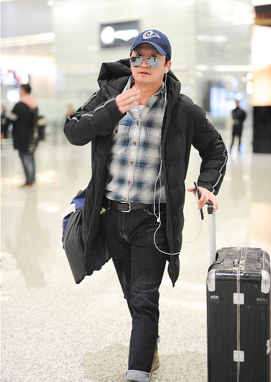 为什么吴京一身普通,衬衫配牛仔路人装,结果却更有男人味了